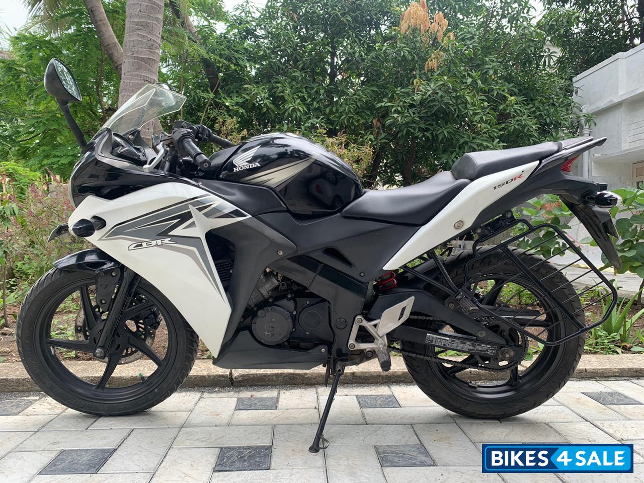 Black & White Honda CBR 150R