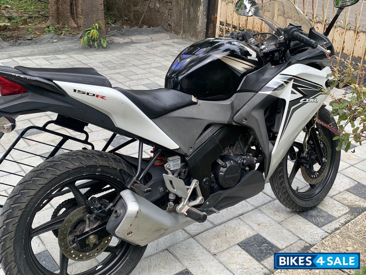 Black & White Honda CBR 150R Black & White Honda CBR 150R