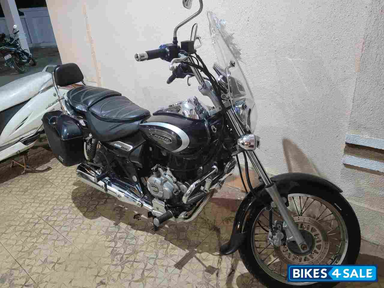 Black Bajaj Avenger Cruise 220