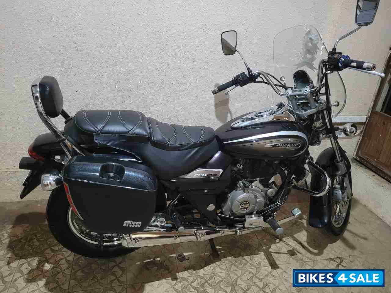 Black Bajaj Avenger Cruise 220