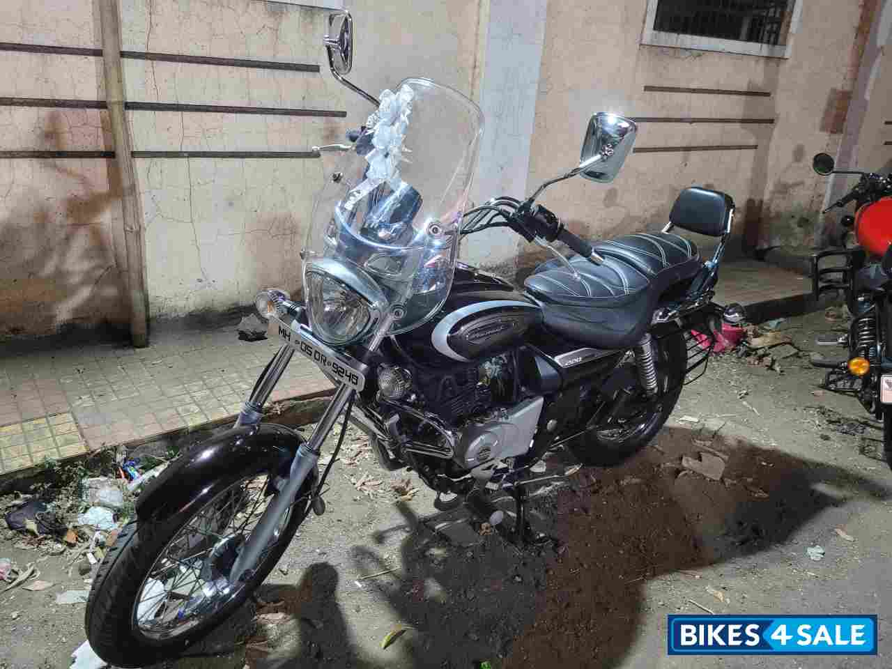 Black Bajaj Avenger Cruise 220