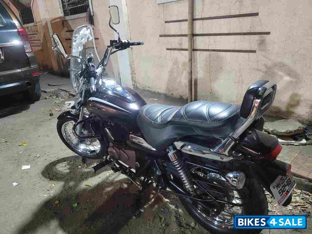 Black Bajaj Avenger Cruise 220