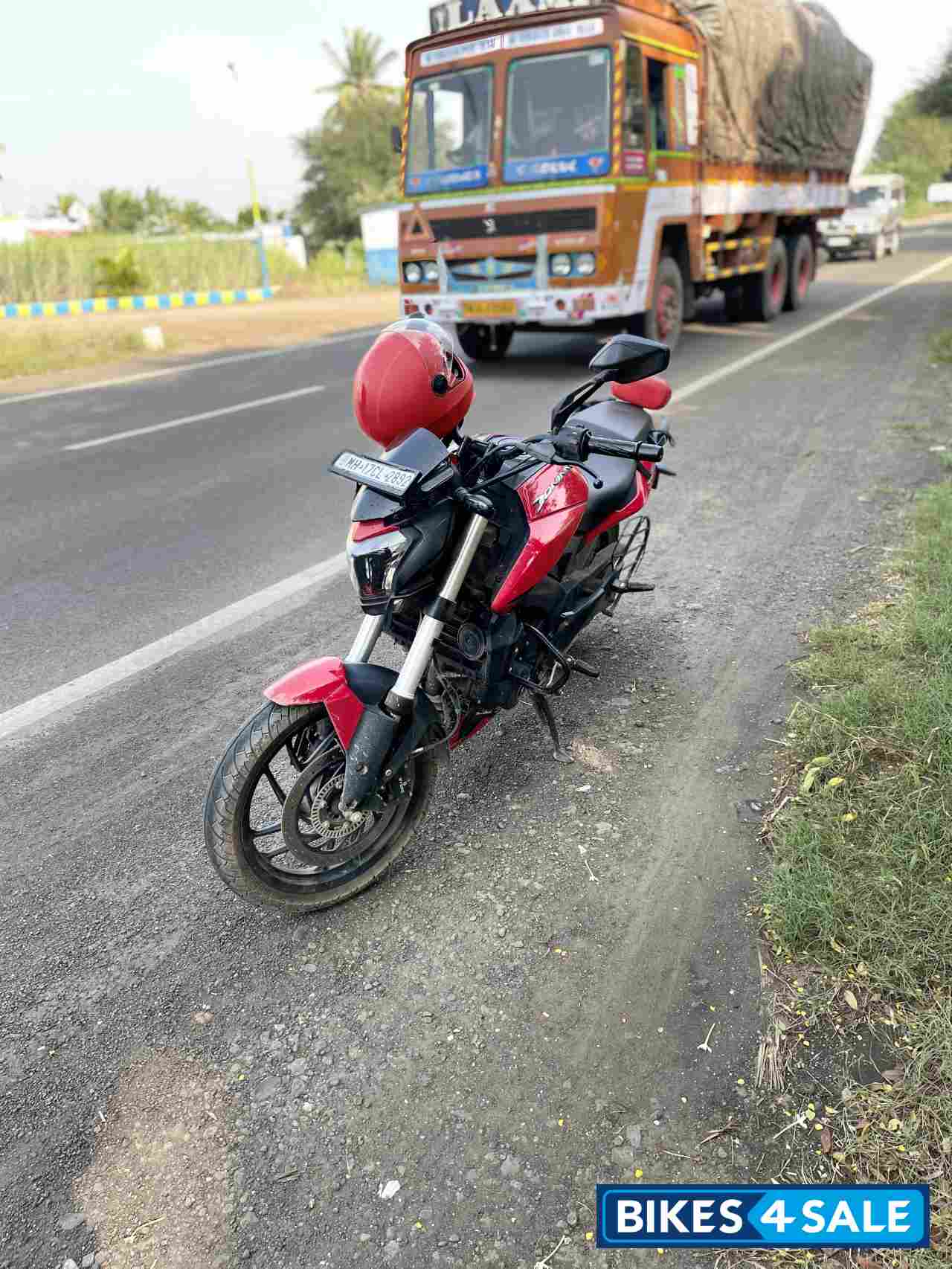 Red Bajaj Dominar 250