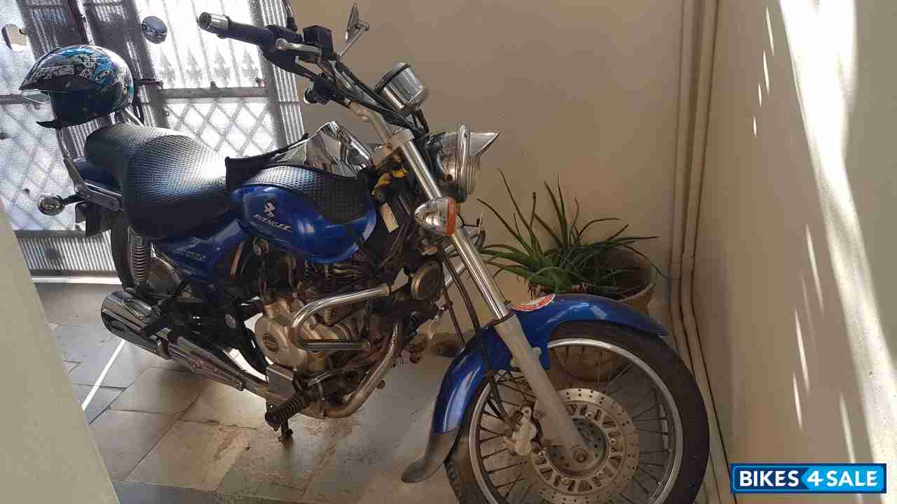Plasma Blue Bajaj Avenger 220 DTS-i