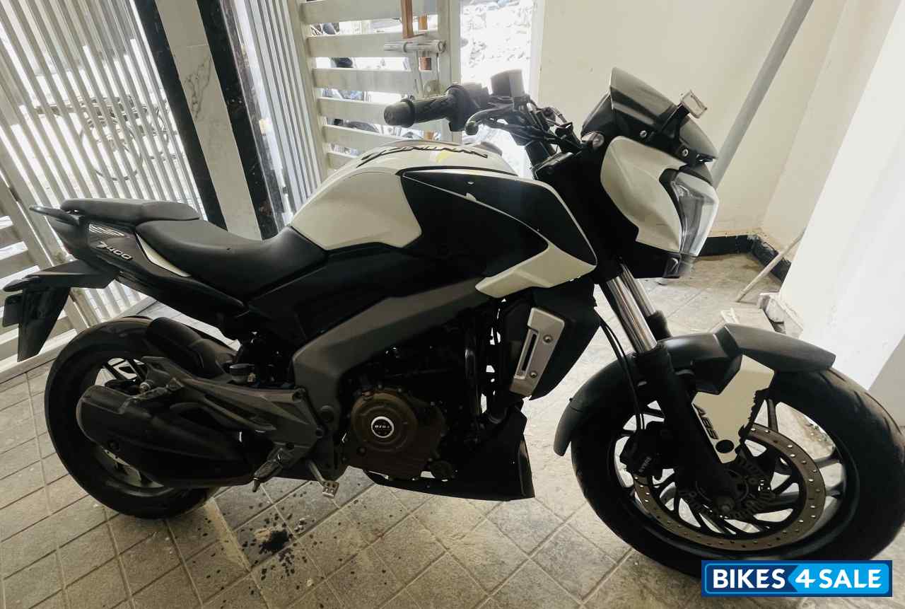 White Bajaj Dominar 400