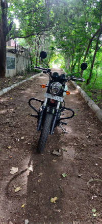 White Royal Enfield Thunderbird X 350