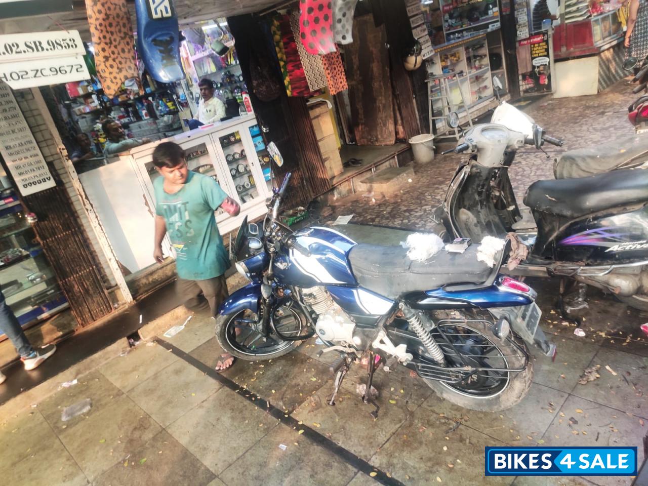 Blue/white Bajaj V15