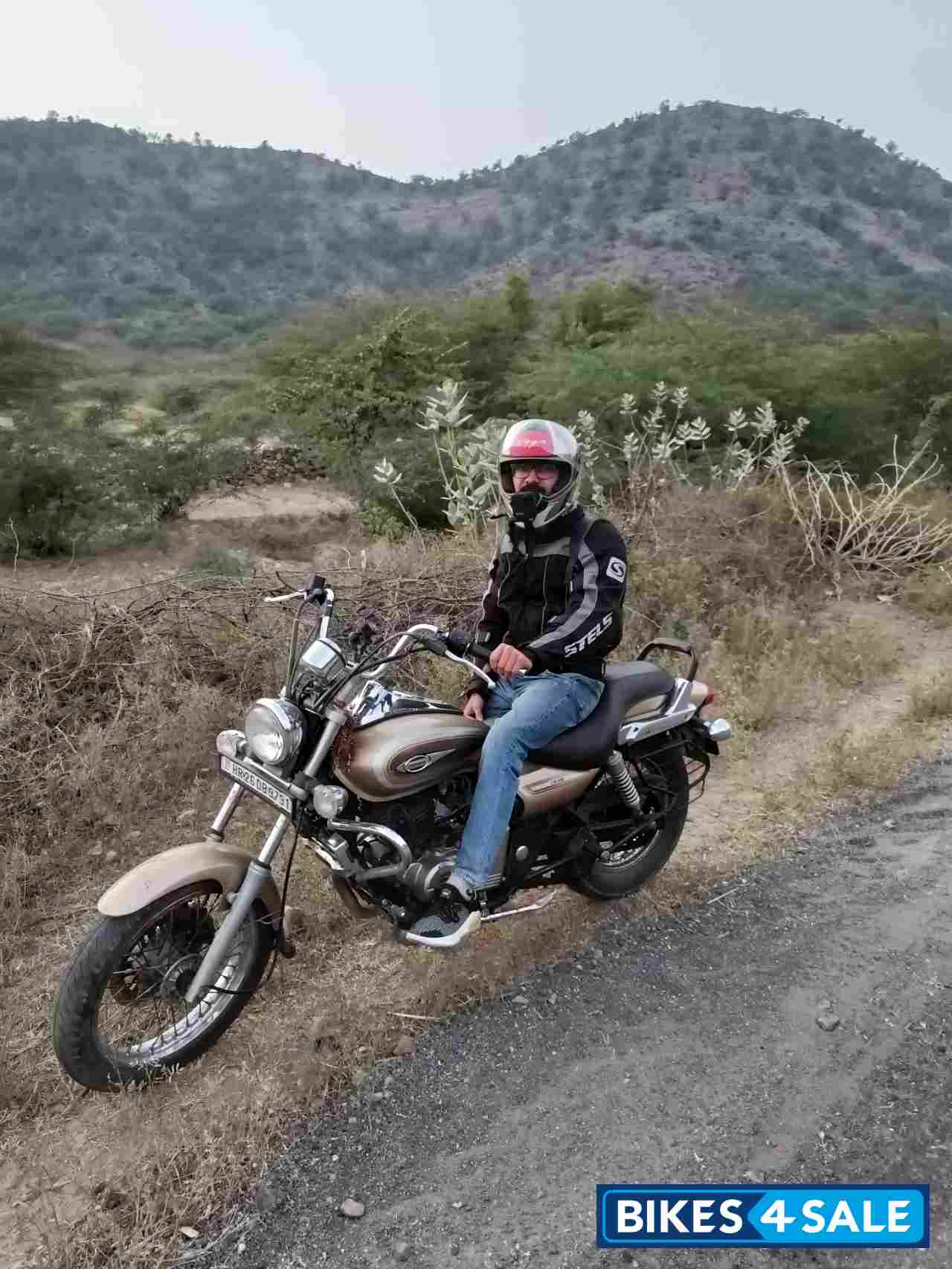 Desert Gold Bajaj Avenger 220 DTS-i