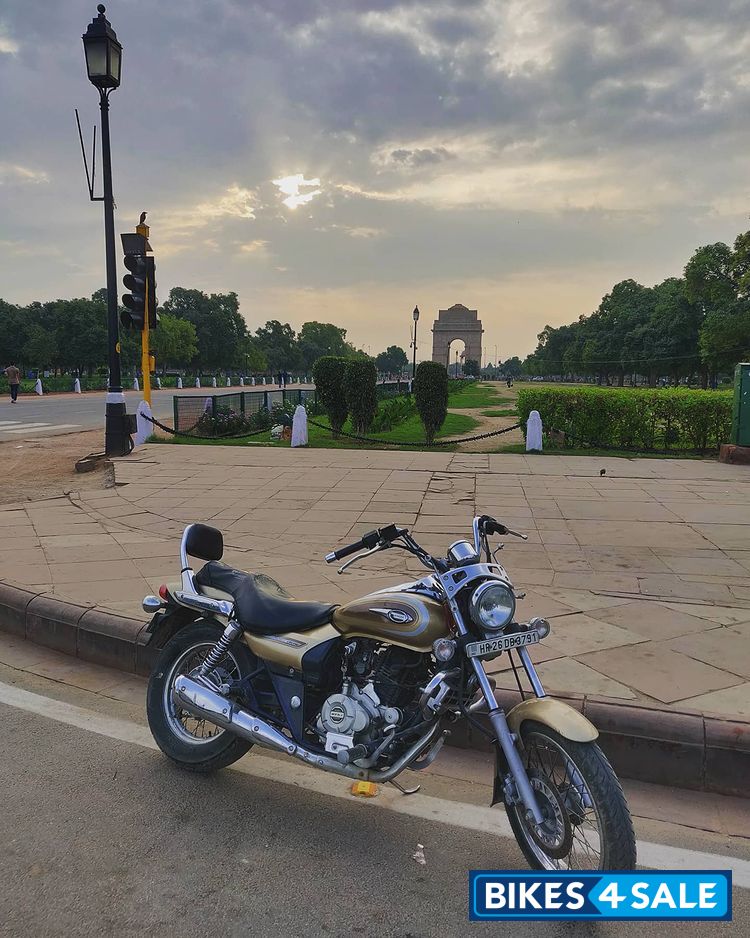 Desert Gold Bajaj Avenger 220 DTS-i Desert Gold Bajaj Avenger 220 DTS-i