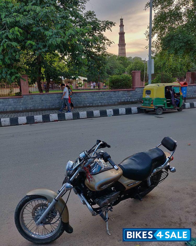 Desert Gold Bajaj Avenger 220 DTS-i Desert Gold Bajaj Avenger 220 DTS-i