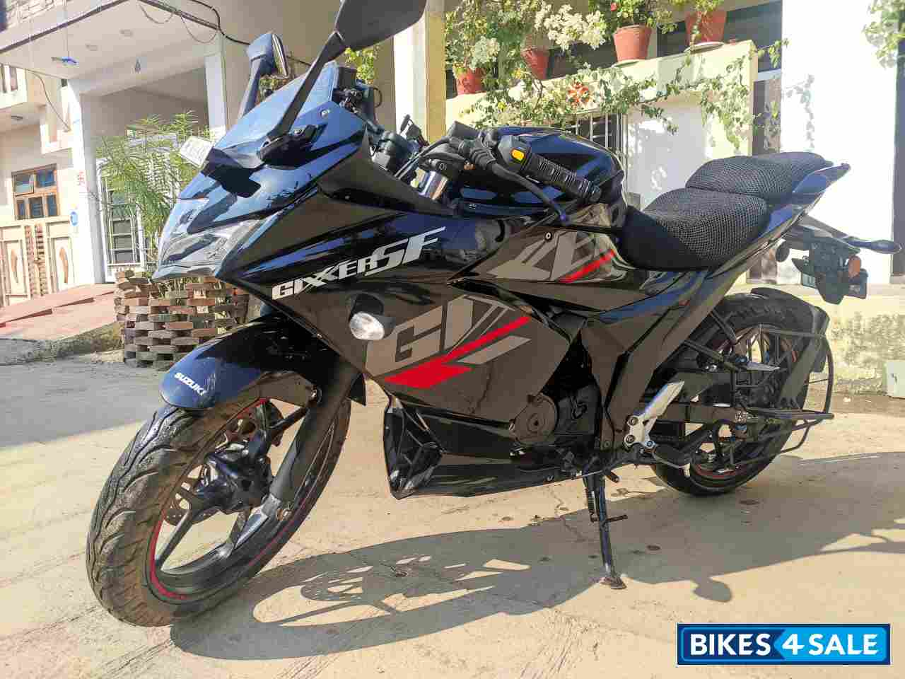 Black Suzuki Gixxer SF