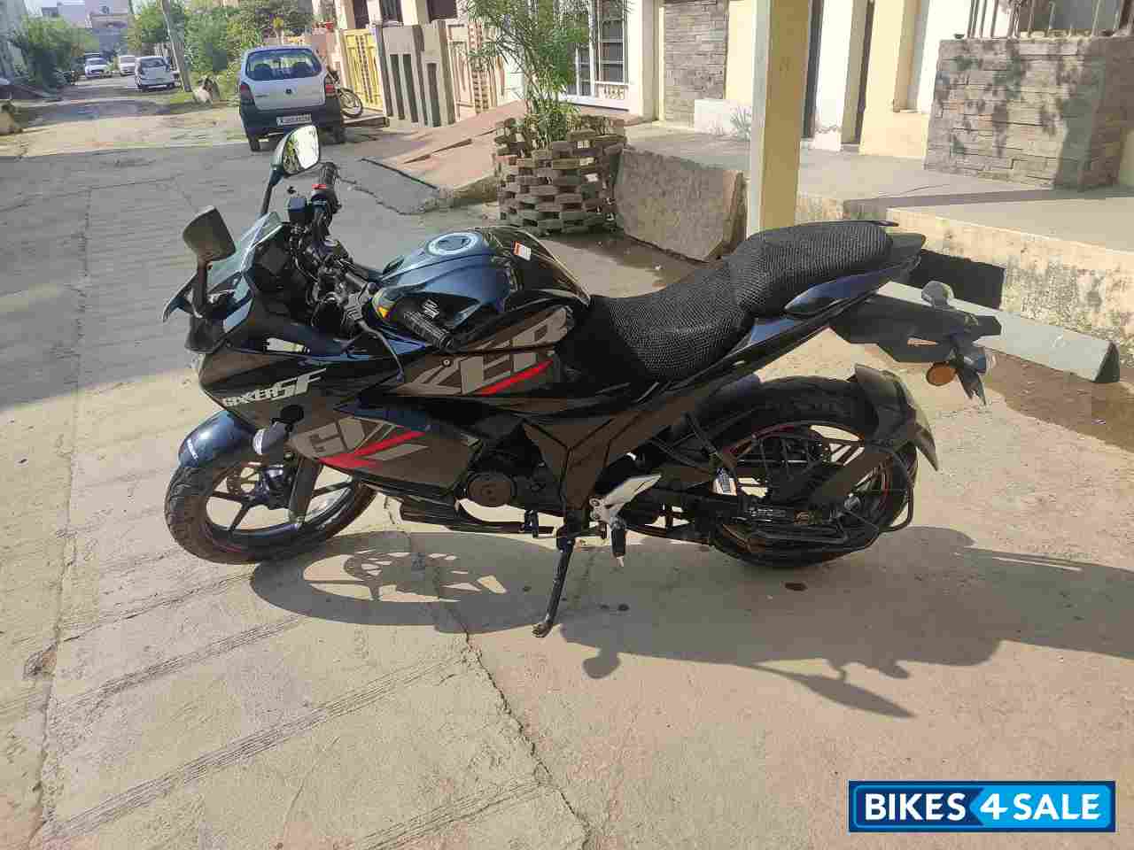 Black Suzuki Gixxer SF