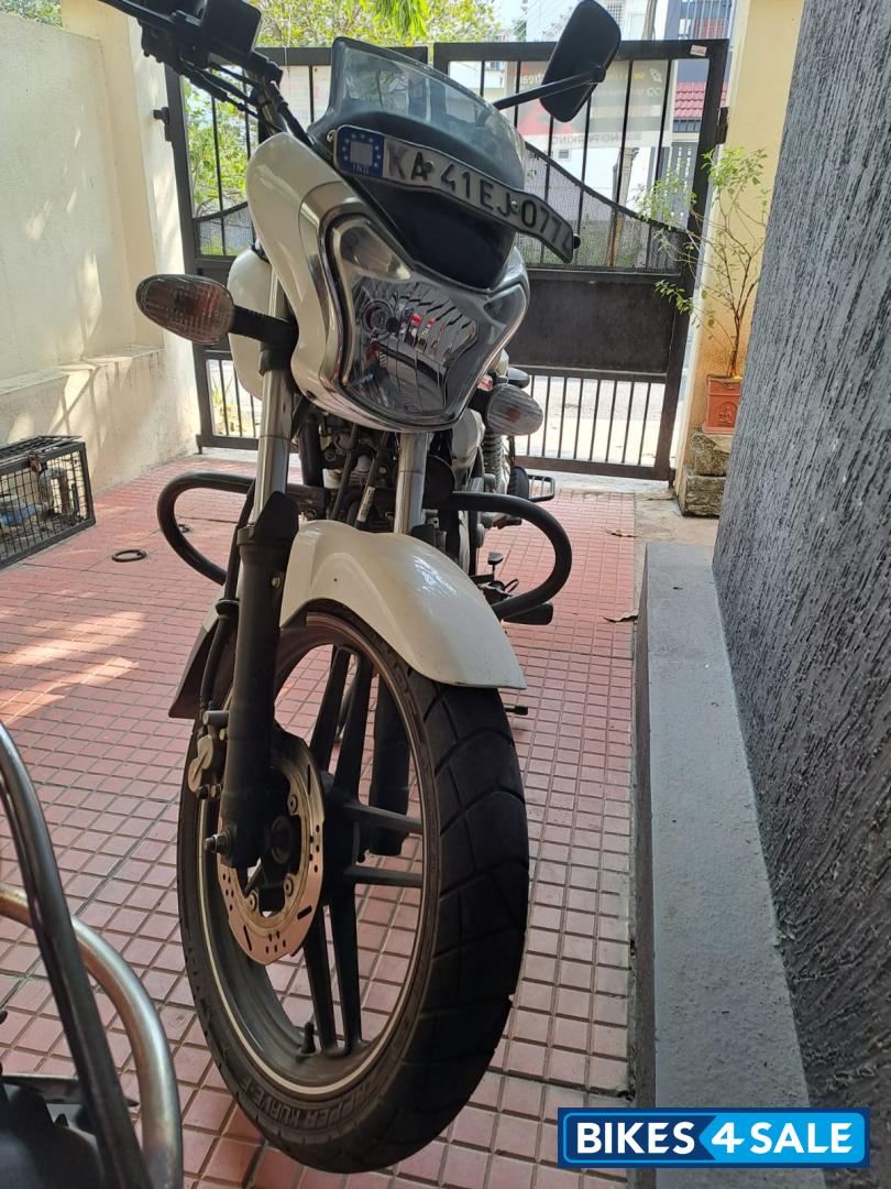 Bajaj V15