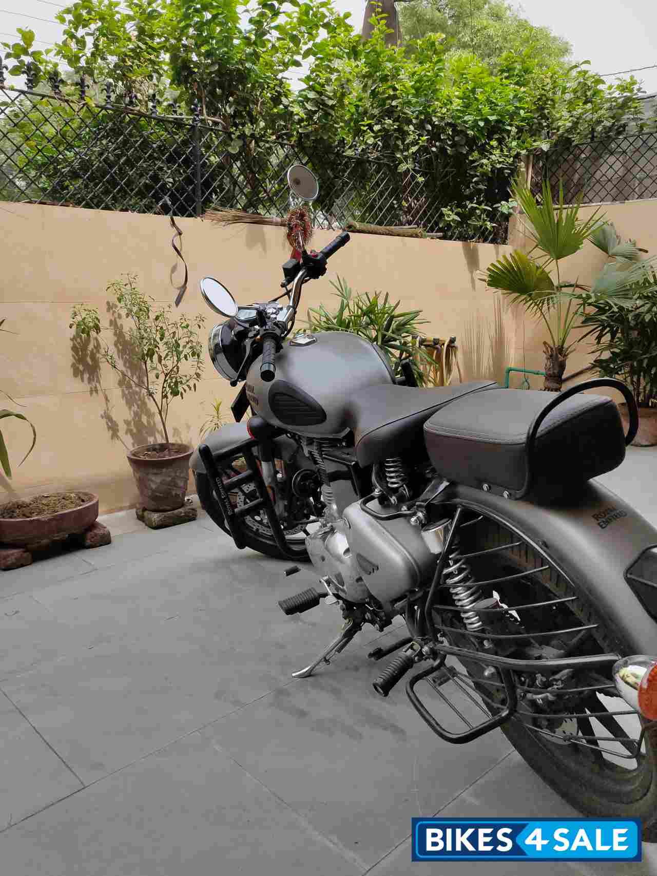 Gunmetal Grey Royal Enfield Classic Gunmetal Grey