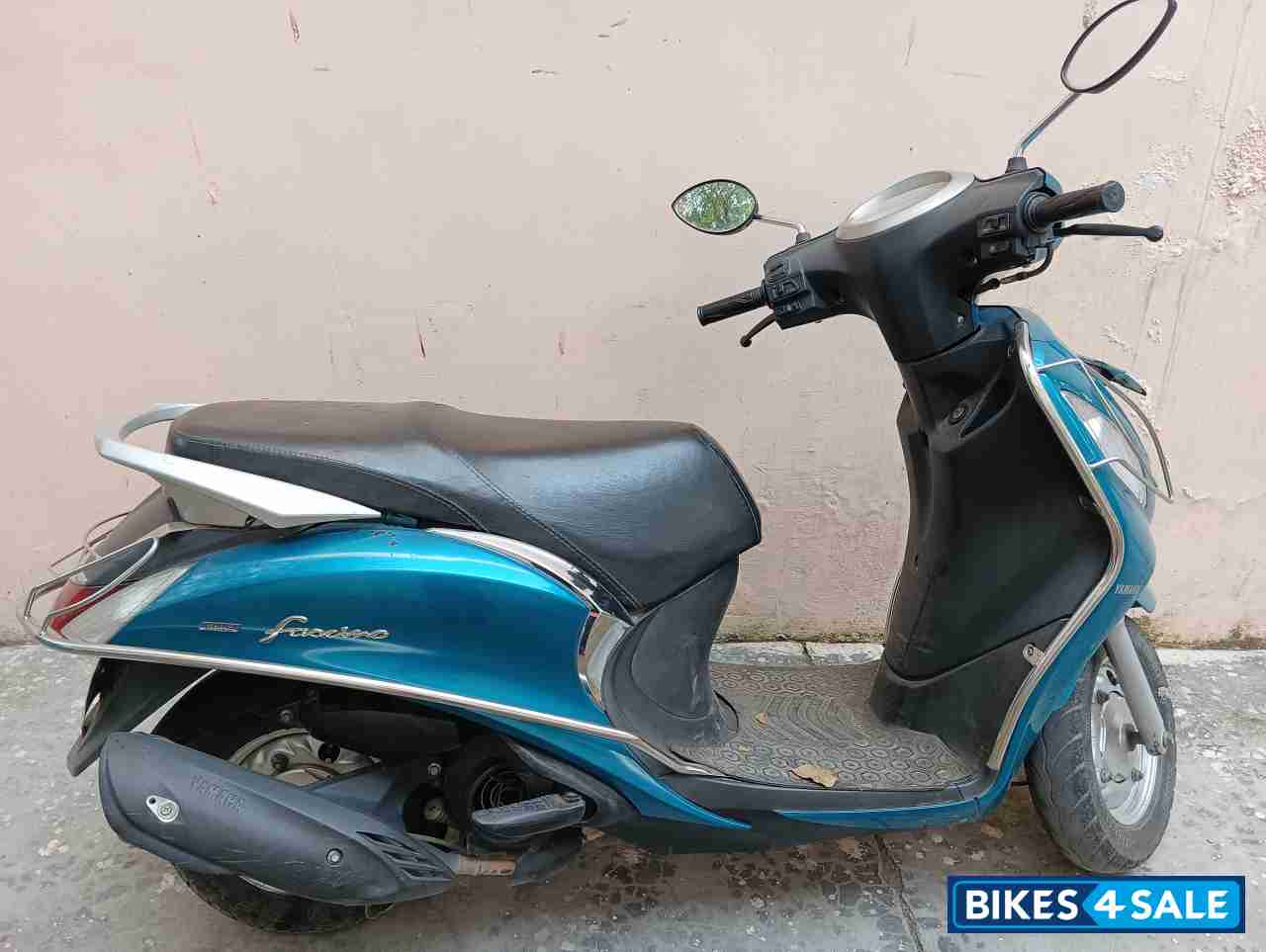 Peacock Blue Yamaha Fascino