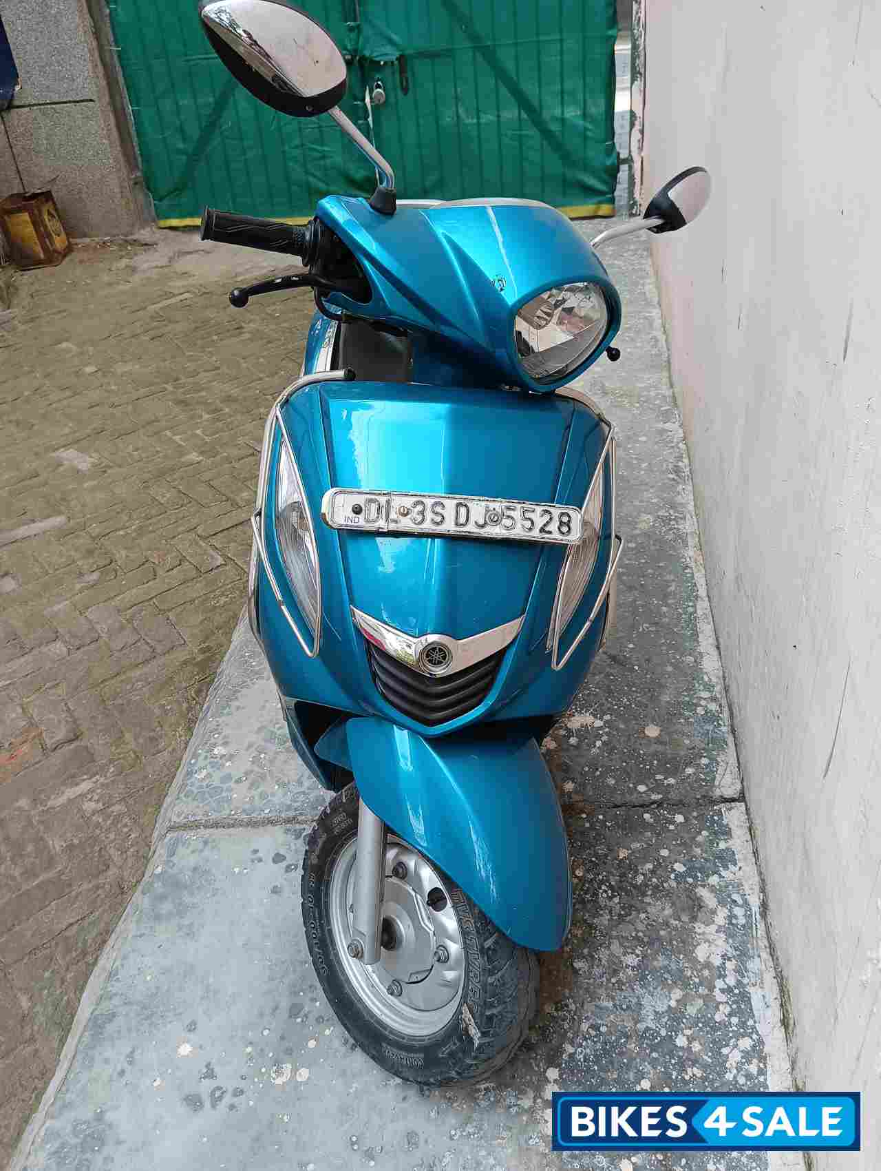 Peacock Blue Yamaha Fascino