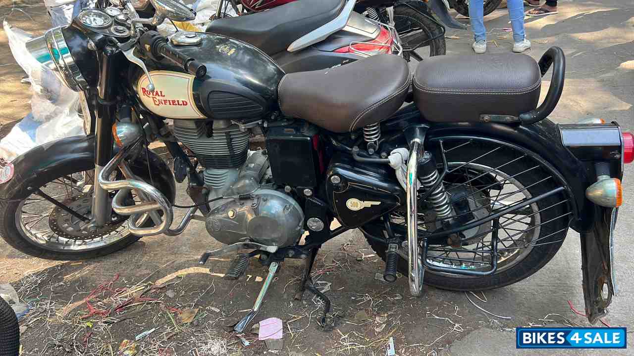 Black Royal Enfield Classic 500