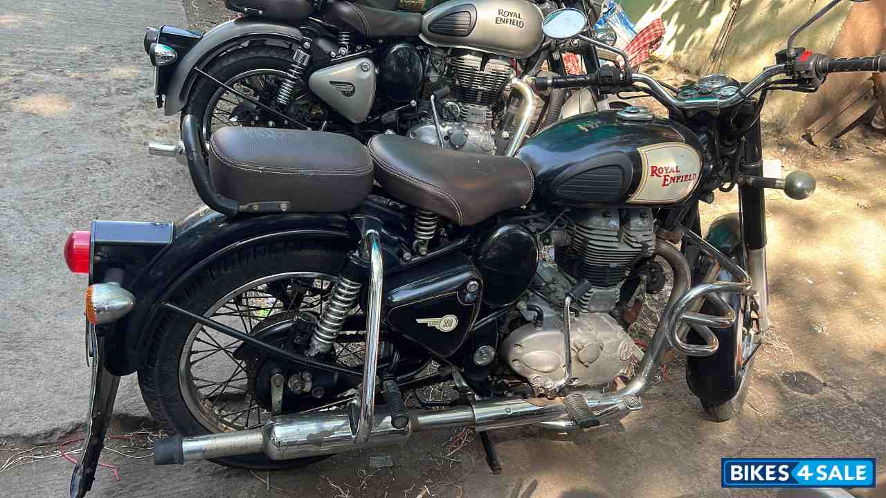 Black Royal Enfield Classic 500