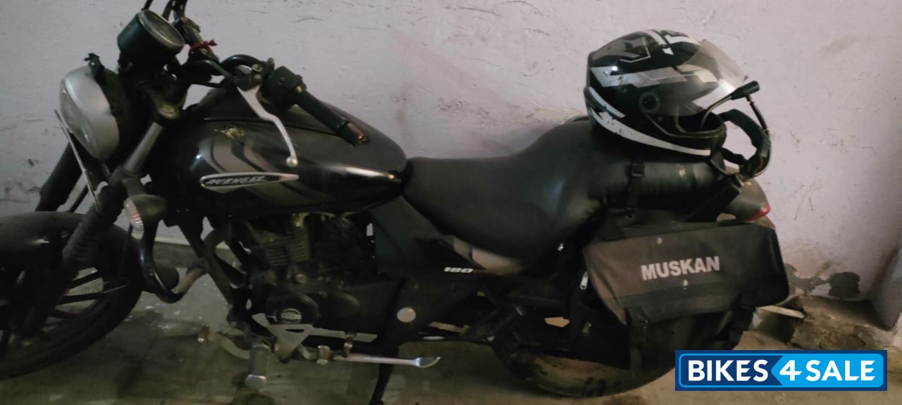 Black Bajaj Avenger 180 DTS-i