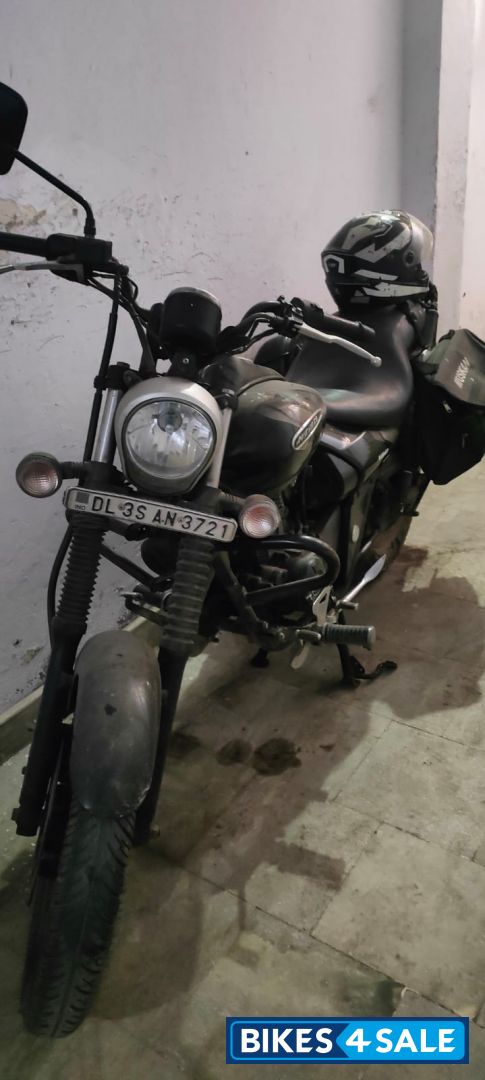 Black Bajaj Avenger 180 DTS-i