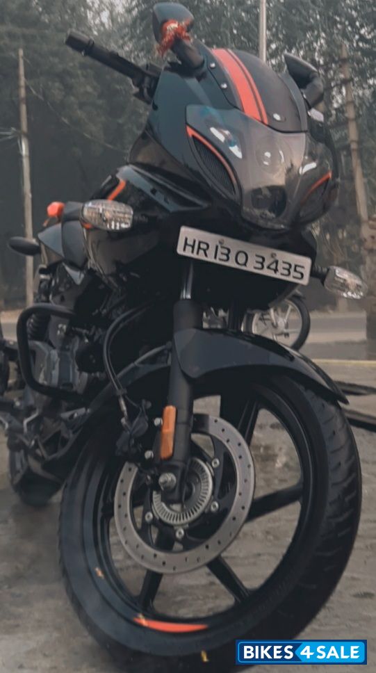 Red/black Bajaj Pulsar 180F Neon