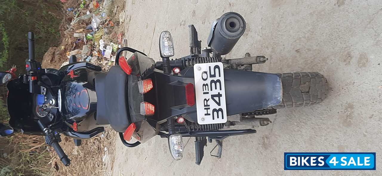 Red/black Bajaj Pulsar 180F Neon