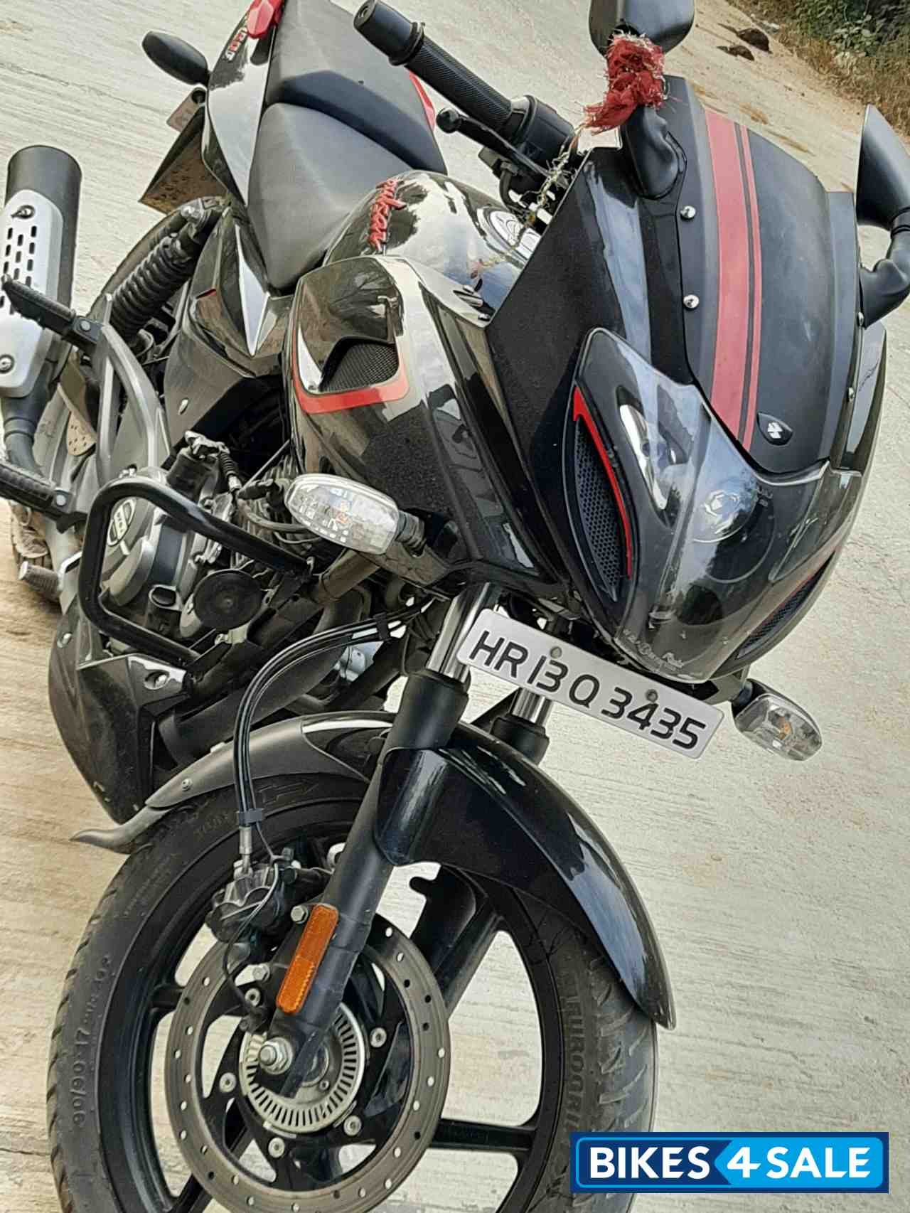 Red/black Bajaj Pulsar 180F Neon