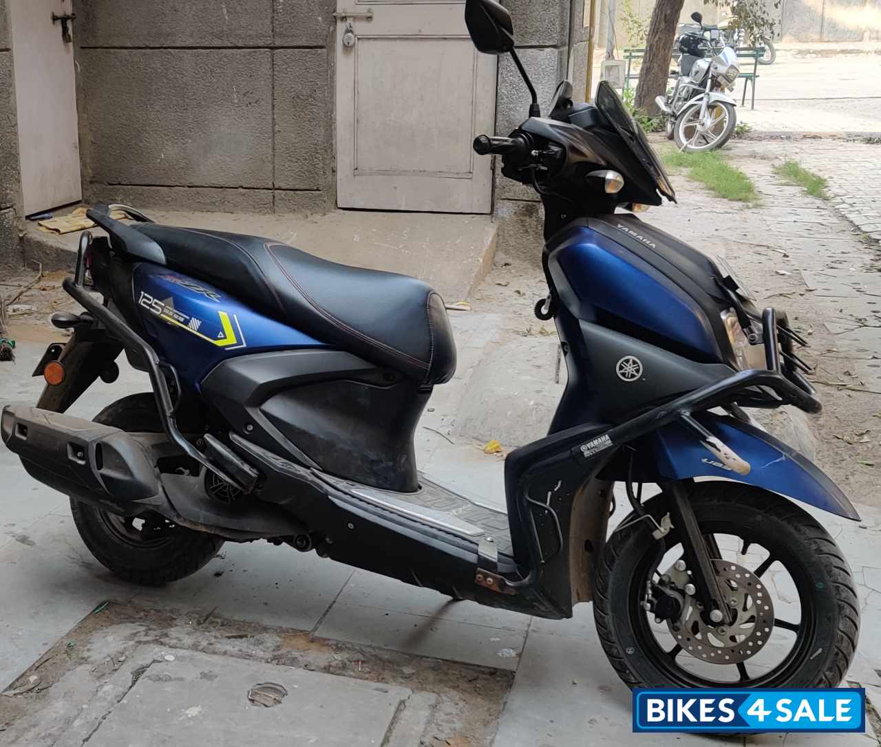 Blue & Black Yamaha Ray ZR 125 Fi Hybrid Disc