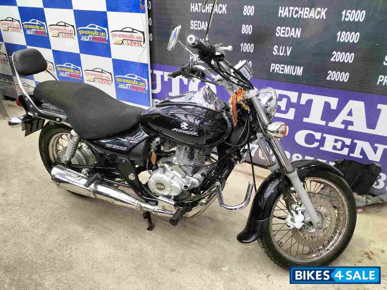 Black Bajaj Avenger 220 DTS-i