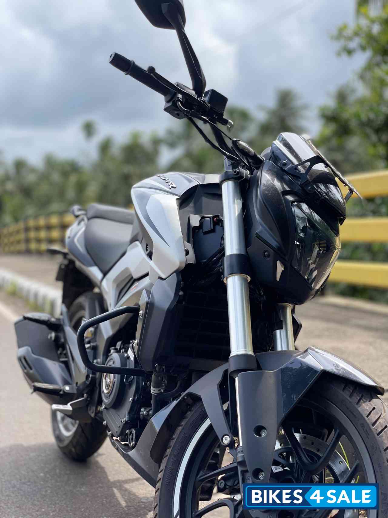 Sparkling Black Bajaj Dominar 250 2022