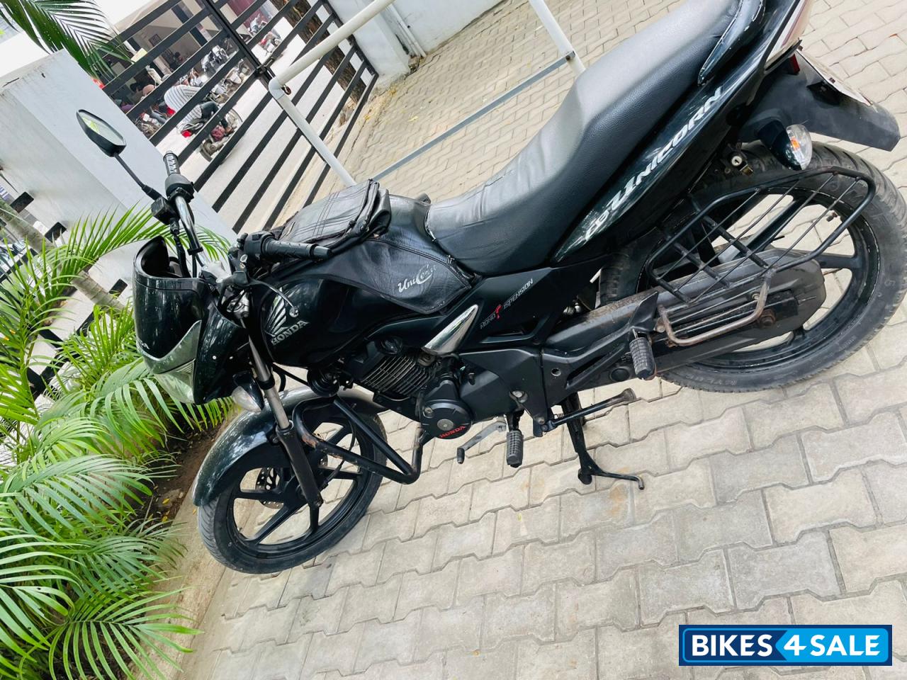 Black Honda CB Unicorn