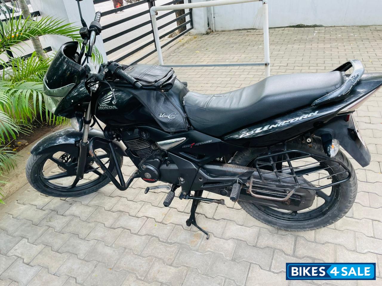 Black Honda CB Unicorn