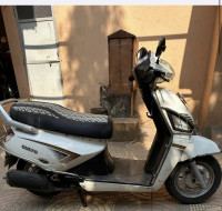 White Mahindra Gusto