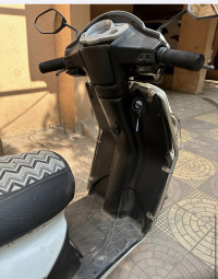 White Mahindra Gusto