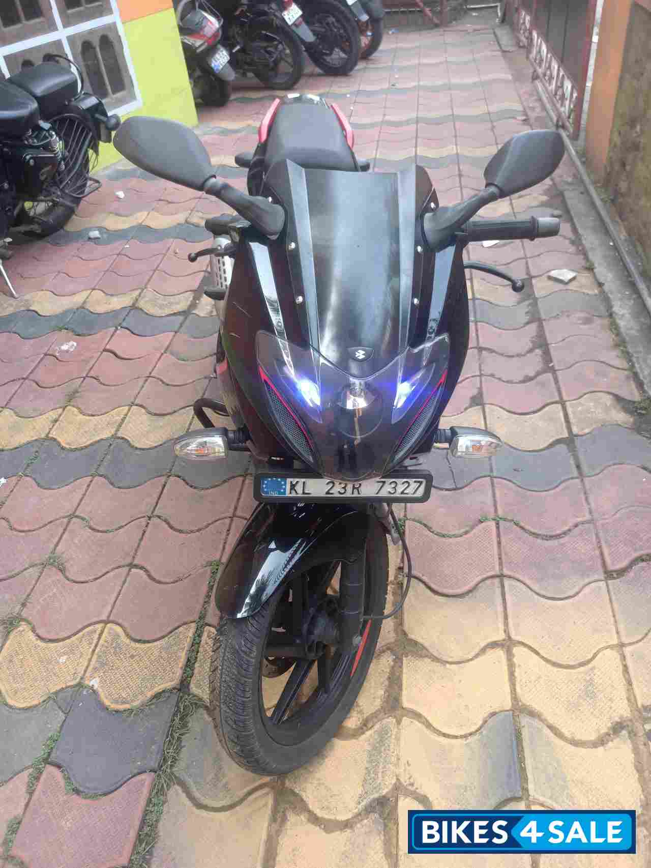 Bajaj Pulsar 180F Neon