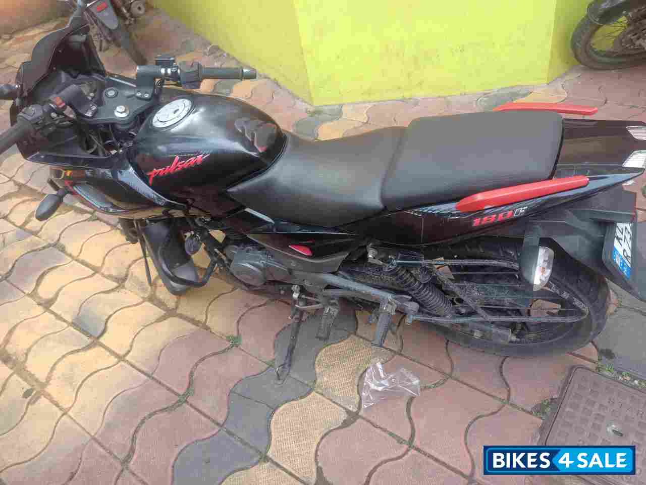 Bajaj Pulsar 180F Neon