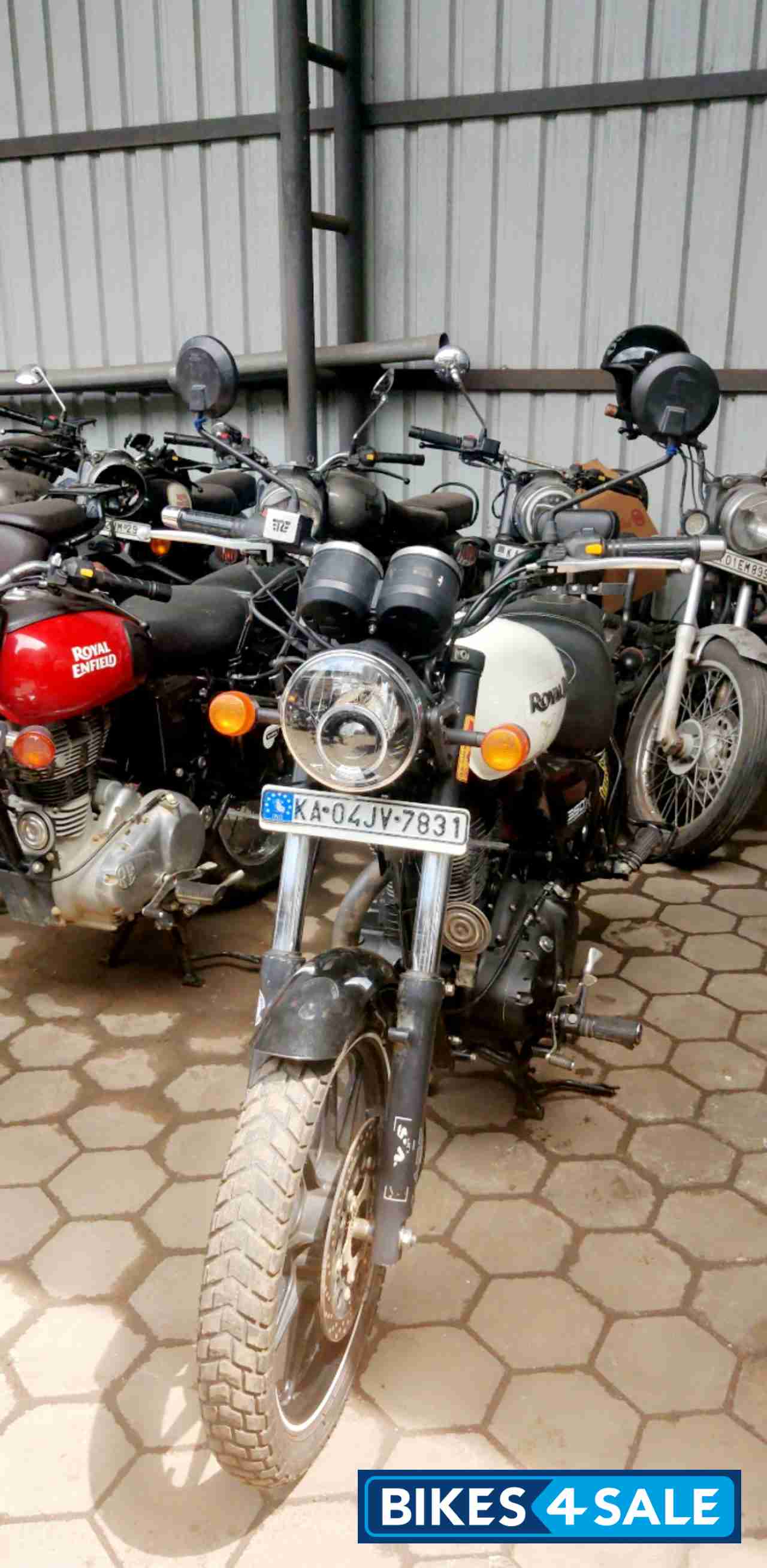 White Royal Enfield Thunderbird X 350