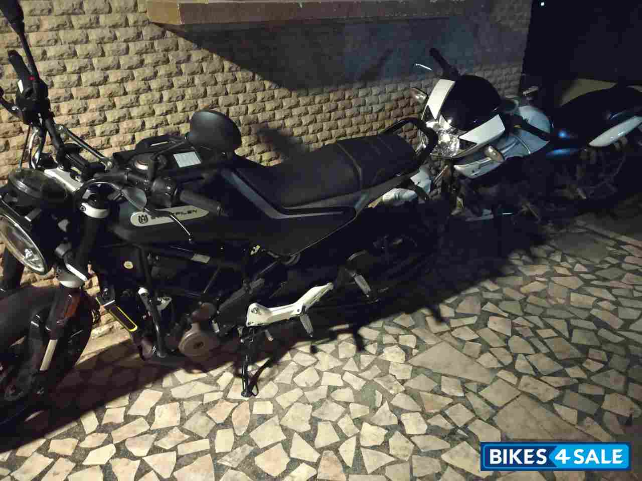 Grey Husqvarna Svartpilen 250