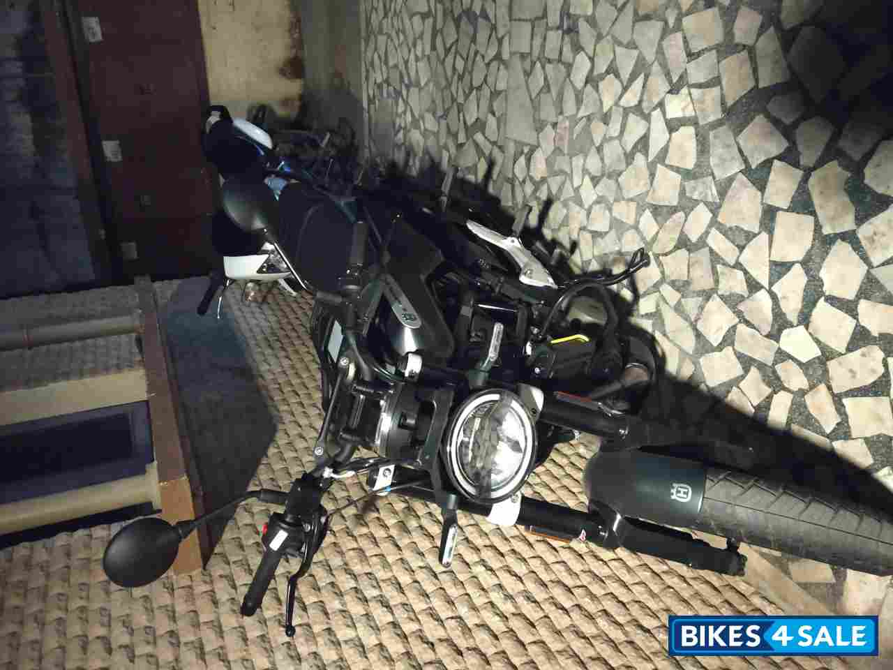 Grey Husqvarna Svartpilen 250