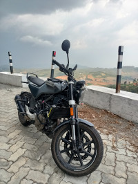 Grey Husqvarna Svartpilen 250