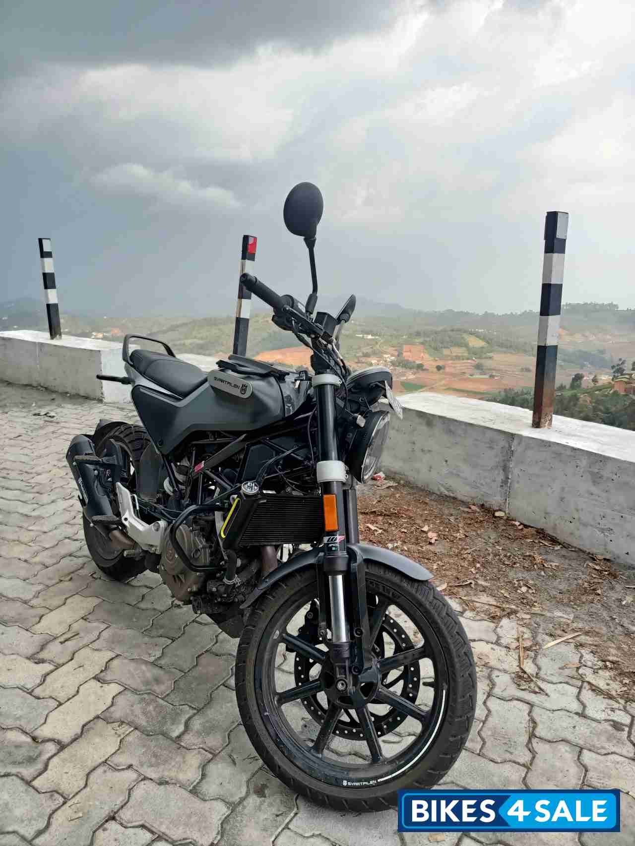 Grey Husqvarna Svartpilen 250