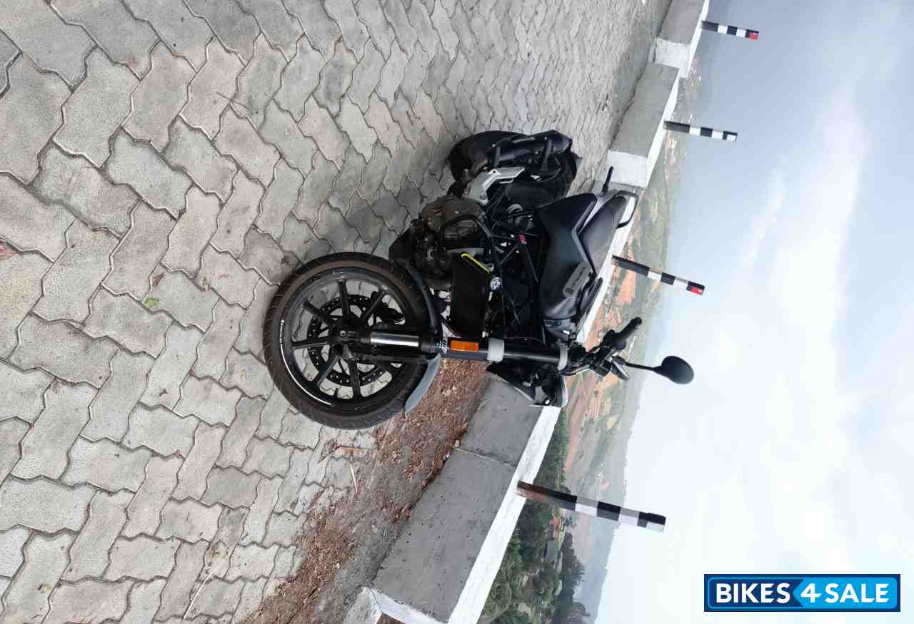 Grey Husqvarna Svartpilen 250