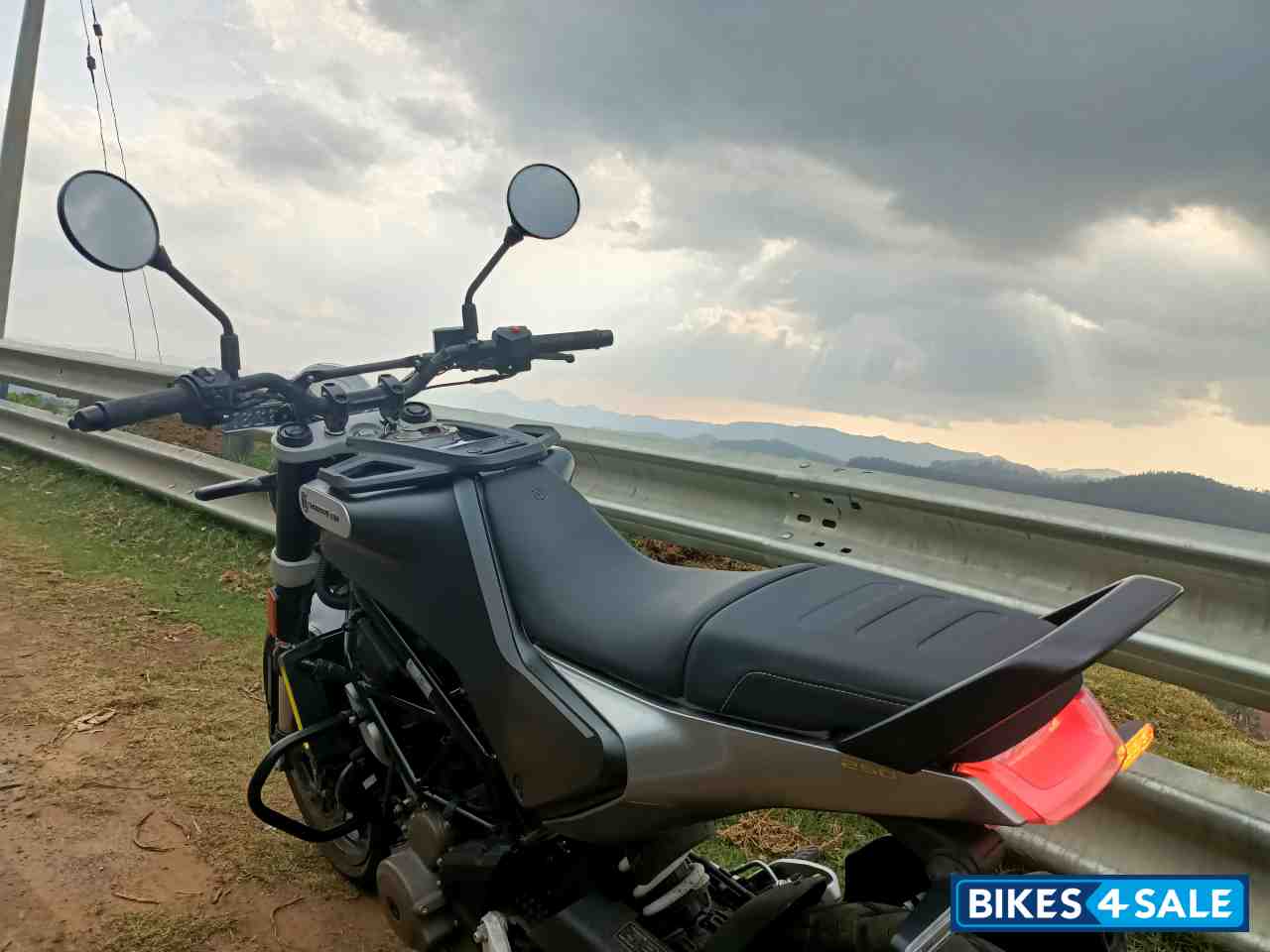 Grey Husqvarna Svartpilen 250