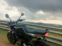 Grey Husqvarna Svartpilen 250