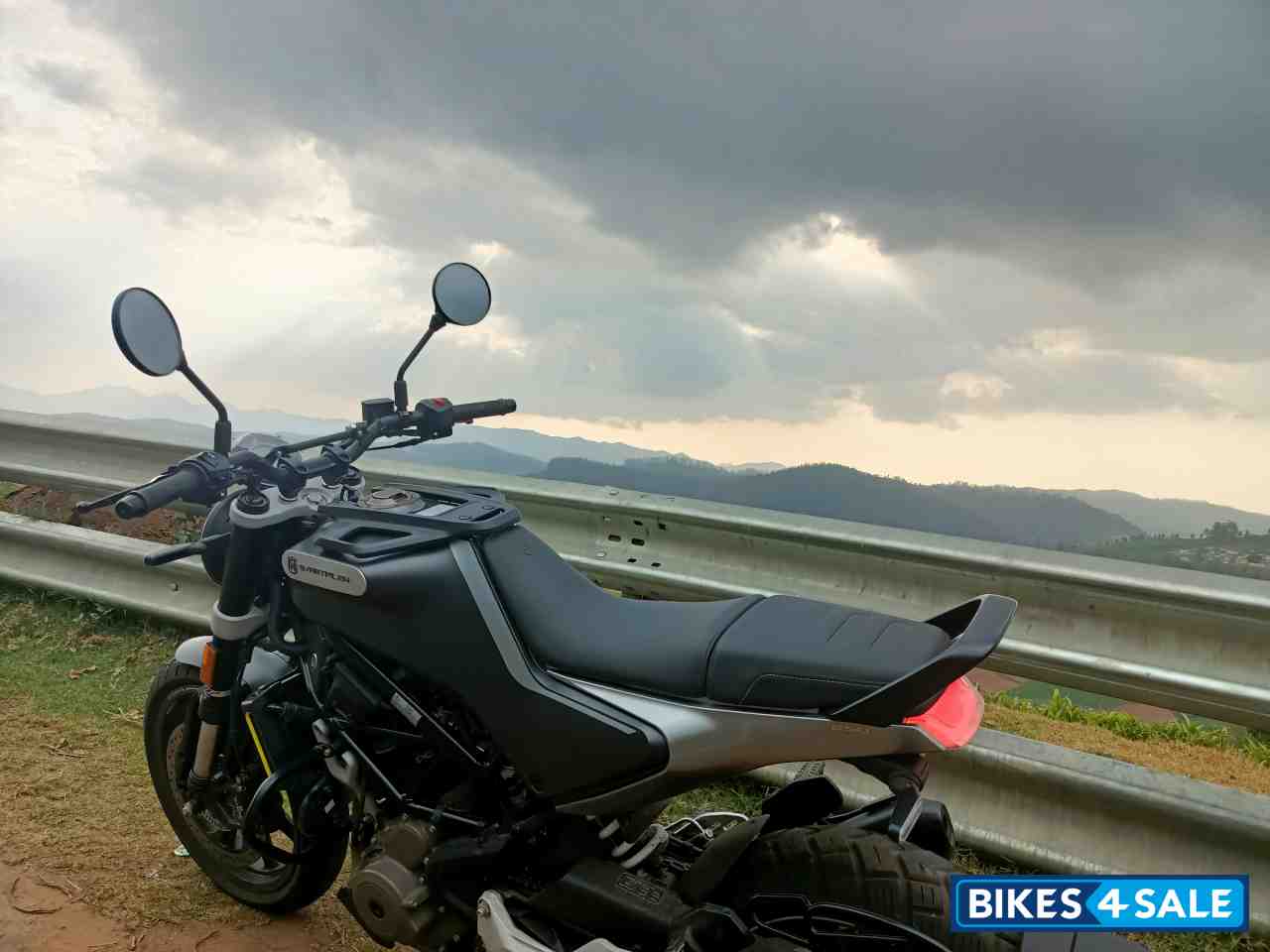 Grey Husqvarna Svartpilen 250