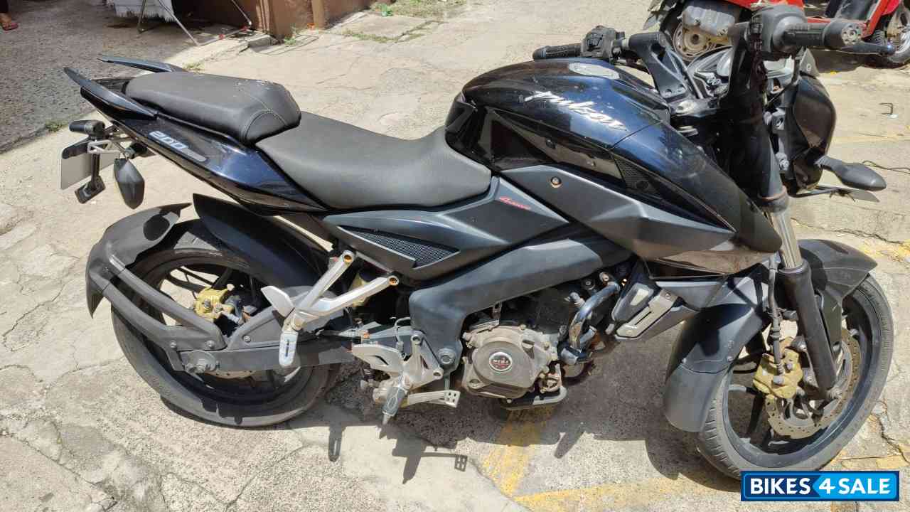 Black Bajaj Pulsar 200 NS Black Bajaj Pulsar 200 NS