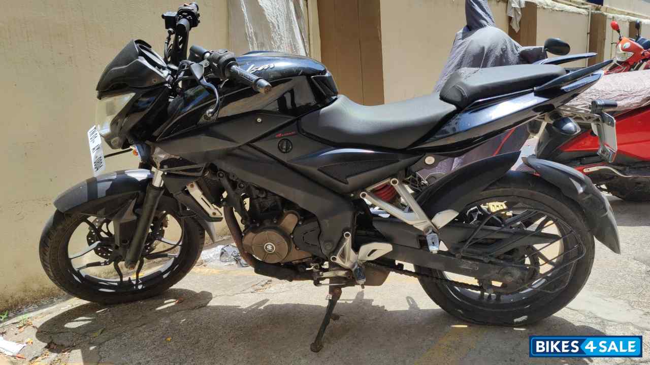 Black Bajaj Pulsar 200 NS Black Bajaj Pulsar 200 NS