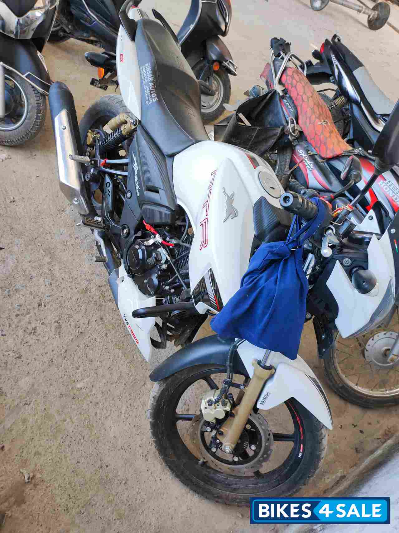 White TVS Apache RTR 180 BS6