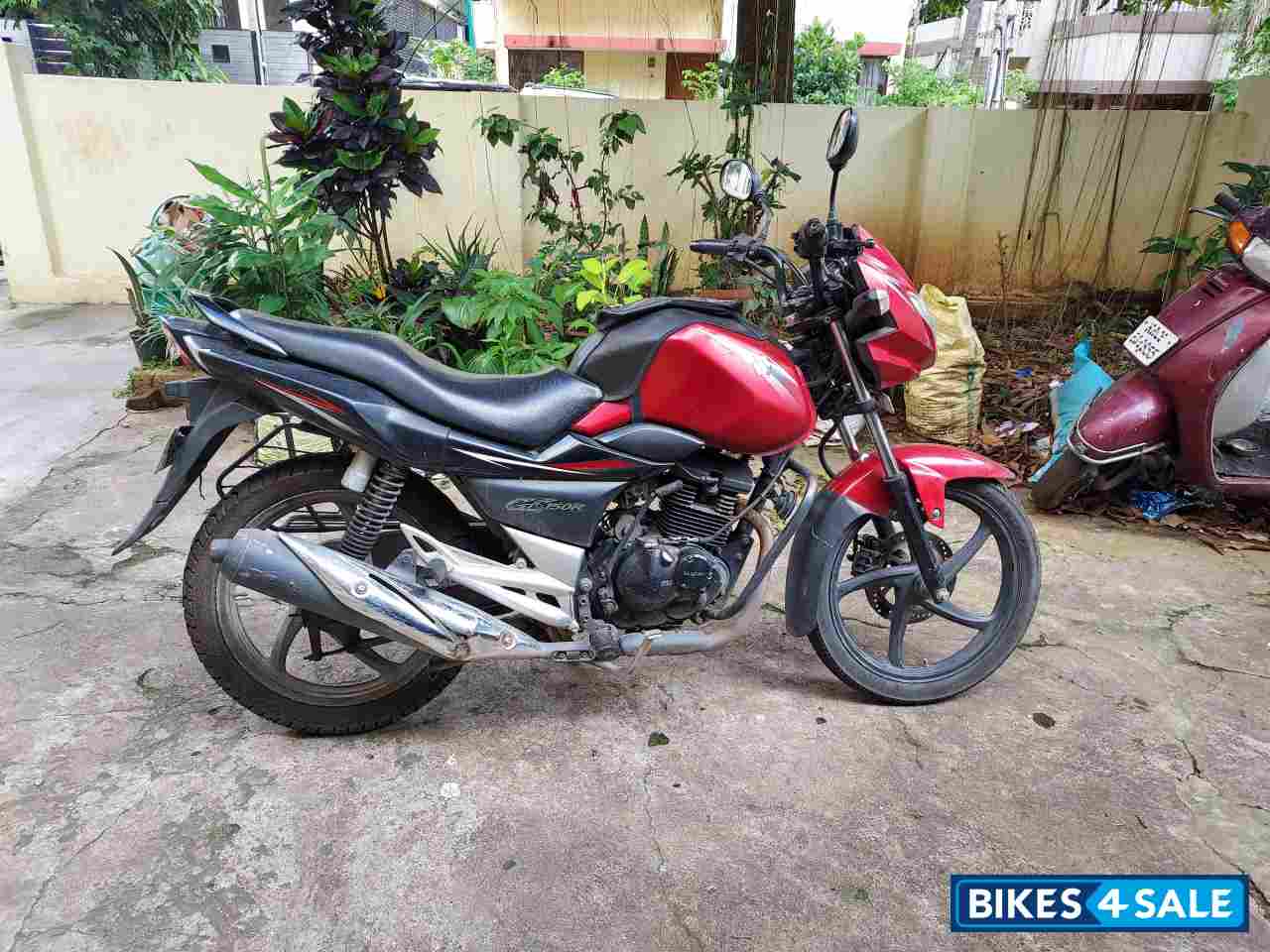 Red Suzuki GS 150R
