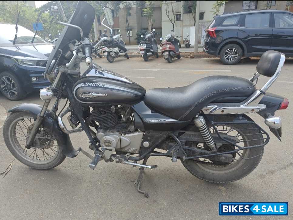 Black Bajaj Avenger Cruise 220